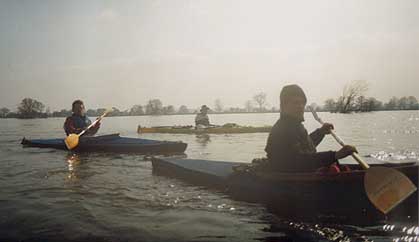 Paddler dynamisch im Gegenlicht