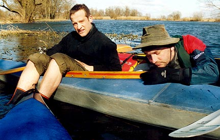 Carsten hält ein Nickerchen, Paul badet seine Füße im Eiswasser