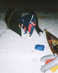 Zeltaufbau im Schnee